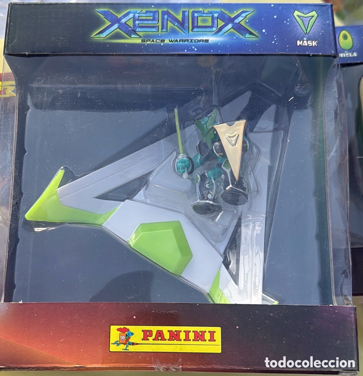 Action Man: Xenox Space Warrior de Panini, que incluye un personaje con su nave espacial en caja.