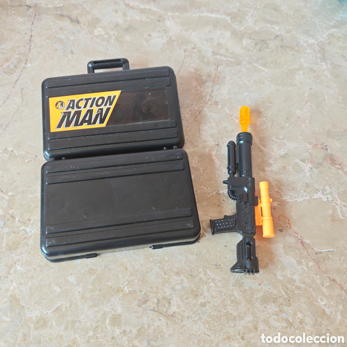 Action Man: Action man: malet&iacute;n+ fusil + proyectil