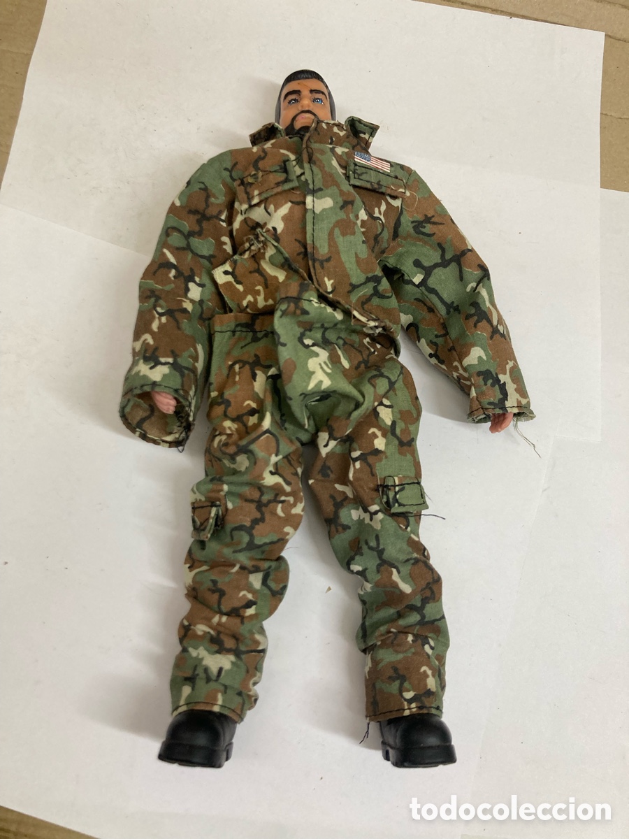 Action Man: figura de acci&oacute;n es una r&eacute;plica militar escala 1:6 con un detallado uniforme de camuflaje Woodland