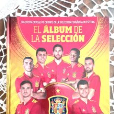 Coleccionismo Álbum: ALBUM FUTBOL SELECCIÓN ESPAÑOLA EUROCOPA COMPLETO CON SUS 84 CROMOS + REGALO. Lote 312788663