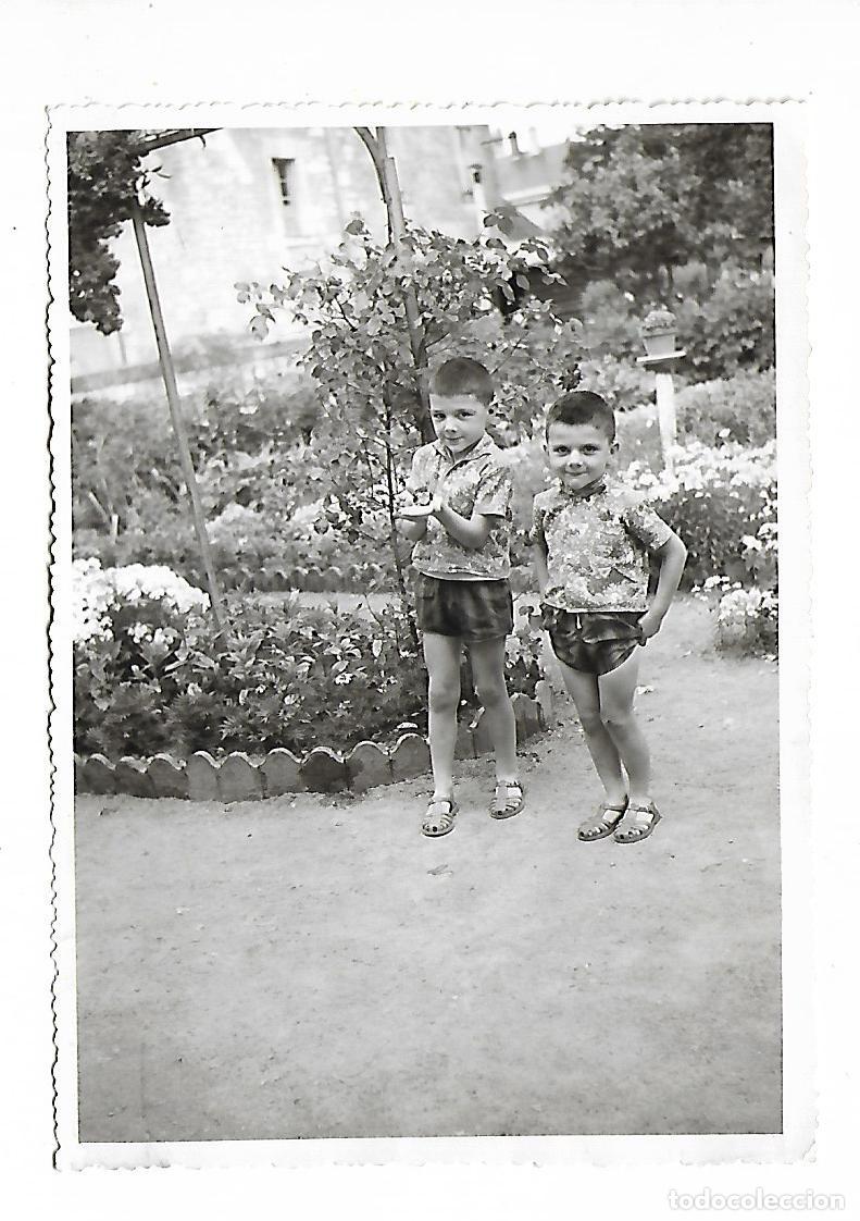 Collectionnisme Album: E200- DOS HERMANOS EN EL JARDIN DEL 14- 7- 1.963 - FOTOGRAFIA ANTIGUA - - 12 X 8,5 Cmts.