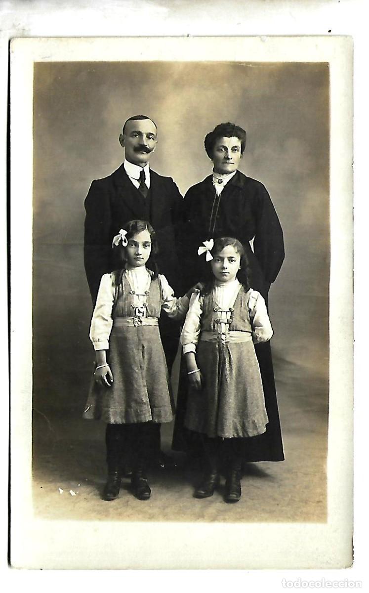 Collectionnisme Album: E200- UN MATRIMONIO Y DOS HIJAS - FOTO ALLIKHAN - 14 X 9 Cmts.