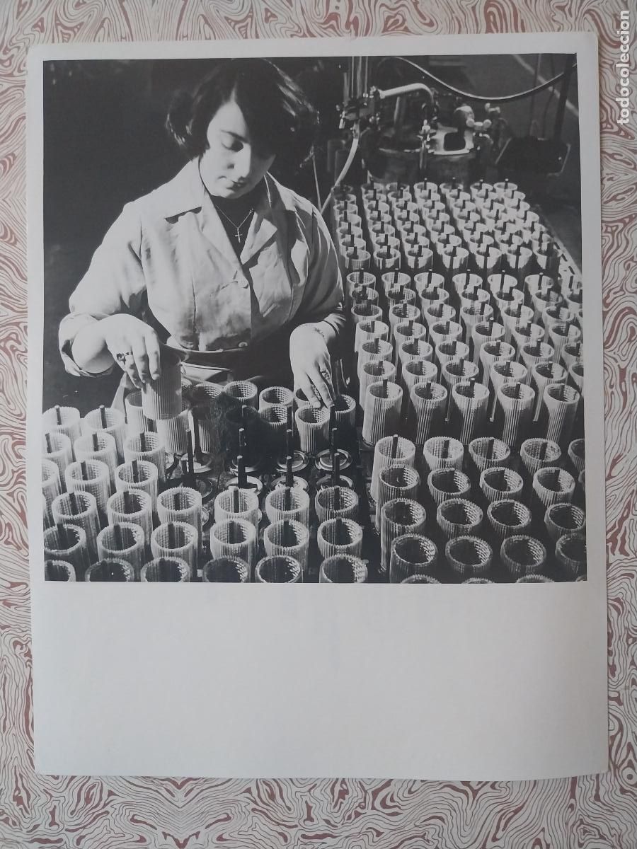 Colecionismo Caderneta: OPERARIA FILTROS ACEITE TRACTOR FOTO PRESS BRITANICA 1962 21,5x17cm DORSO ESCRITO