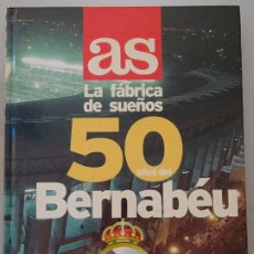 Álbum de fútbol completo: LIBRO ÁLBUM COMPLETO CROMOS DE FÚTBOL DIARIO AS FABRICA DE SUEÑOS 50 BERNABEU. REAL MADRID CF. 810GR. Lote 177434765