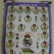 Album de football complet: BANDERÍN DEL REAL MADRID CLUB DE FÚTBOL. 1989 - 1990. SCHUSTER BUYO LOPETEGUI HIERRO. 46CM. Lote 242223025