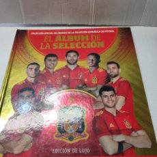 Álbum de fútbol completo: ALBUM COMPLETO -EL ALBUM DE LA SELECCIÓN - EDICIÓN DE LUJO - CON TODOS LOS CROMOS FIRMADOS -. Lote 358651735