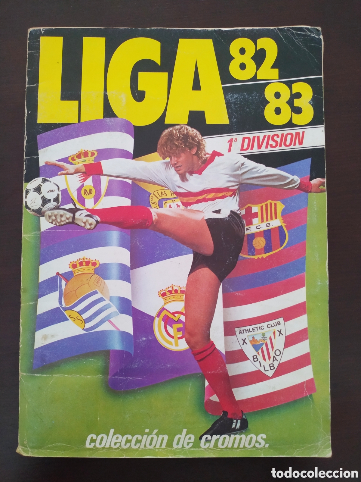 &Aacute;lbum de f&uacute;tbol completo: &Aacute;lbum 82 83, con todas las casillas cubiertas