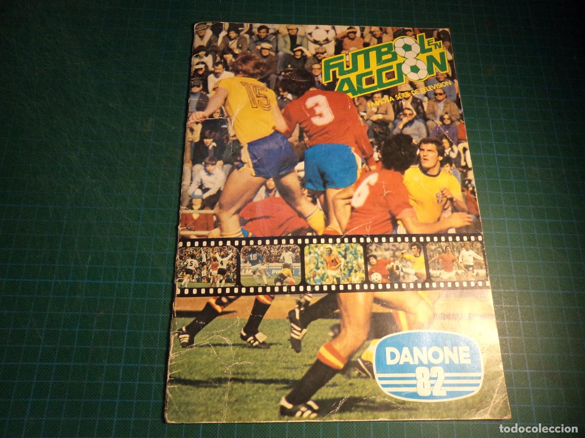 &Aacute;lbum de f&uacute;tbol completo: Futbol en accion. Danone 82. Completo. Con se&ntilde;ales de uso.