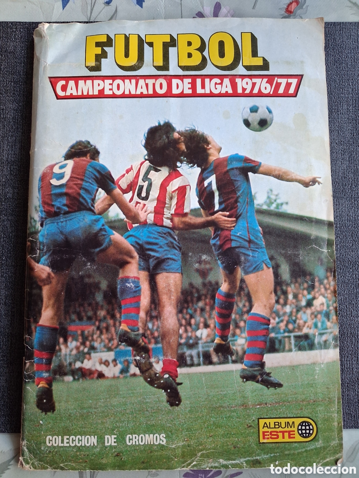 &Aacute;lbum de f&uacute;tbol completo: Este 76/77 un cromo por casilla mas 18 fiichajes