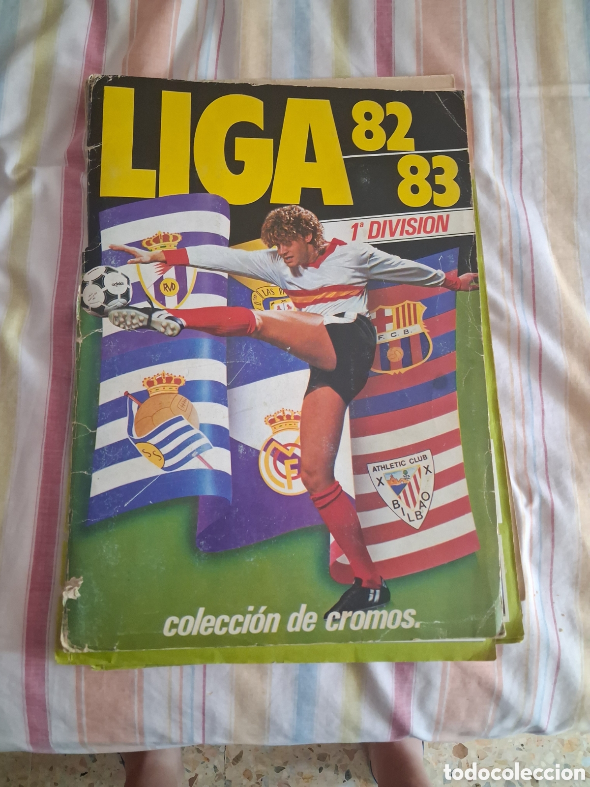 &Aacute;lbum de f&uacute;tbol completo: Album liga este 82 83 con 263 cromos diferentes pegados