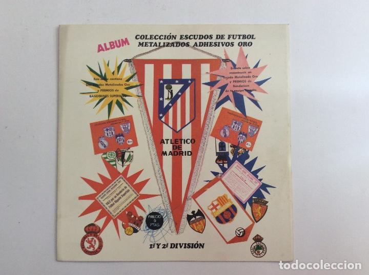 Sports collectibles: &Aacute;LBUM COLECCI&Oacute;N ESCUDOS DE F&Uacute;TBOL METALIZADOS ADHESIVOS ORO + SOBRE VAC&Iacute;O