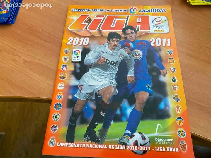 Collezionismo sportivo: ALBUM VACIO LIGA ESTE 2010 2011 CON LA HOJA DE 6 CROMOS DE REGALO (AB-3)
