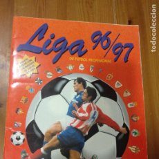 Coleccionismo deportivo: ALBUM LIGA 96 97 PANINI CON MUCHOS CROMOS Y POSTER CENTRAL (LEER). Lote 297156198