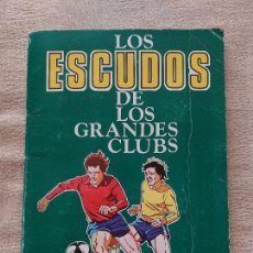 Coleccionismo deportivo: ALBUM LOS ESCUDOS DE LOS GRANDES CLUBES - MUNDIAL ESPAÑA 82 - GRAFICAS 3D - CONTIENE 41 CROMOS