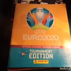 Coleccionismo deportivo: UEFA EURO2020. TOURNAMENT EDITION. CON 570 CROMOS DE 678. HOJA CENTRAL SUELTA DE LA GRAPA.