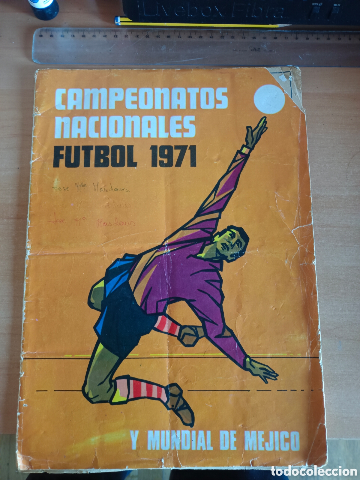 Sports collectibles: ALBUM VACIO RUIZ ROMERO 1971. MARCAS DE CROMOS DESPEGADOS. FALTA MEDIA HOJA EQ. BARCELONA- VALENCIA.