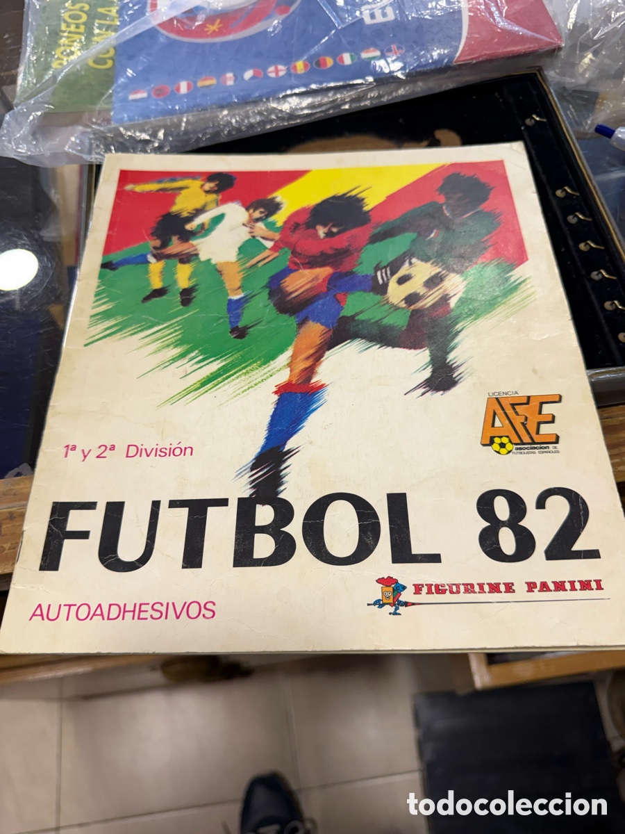 Coleccionismo deportivo: &Aacute;lbum f&uacute;tbol 82, pr&aacute;cticamente vac&iacute;o