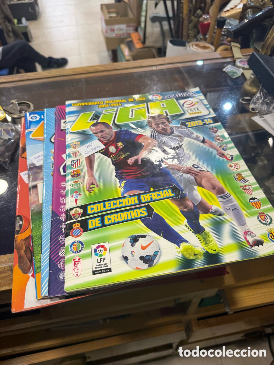 Coleccionismo deportivo: Lote de &aacute;lbumes de f&uacute;tbol y uno de baloncesto