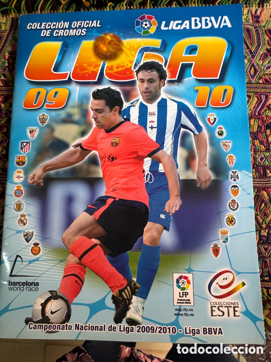 Coleccionismo deportivo: &Aacute;lbum nuevo vac&iacute;o Liga 2009 2010 con 6 cromos incluidos Messi Guti
