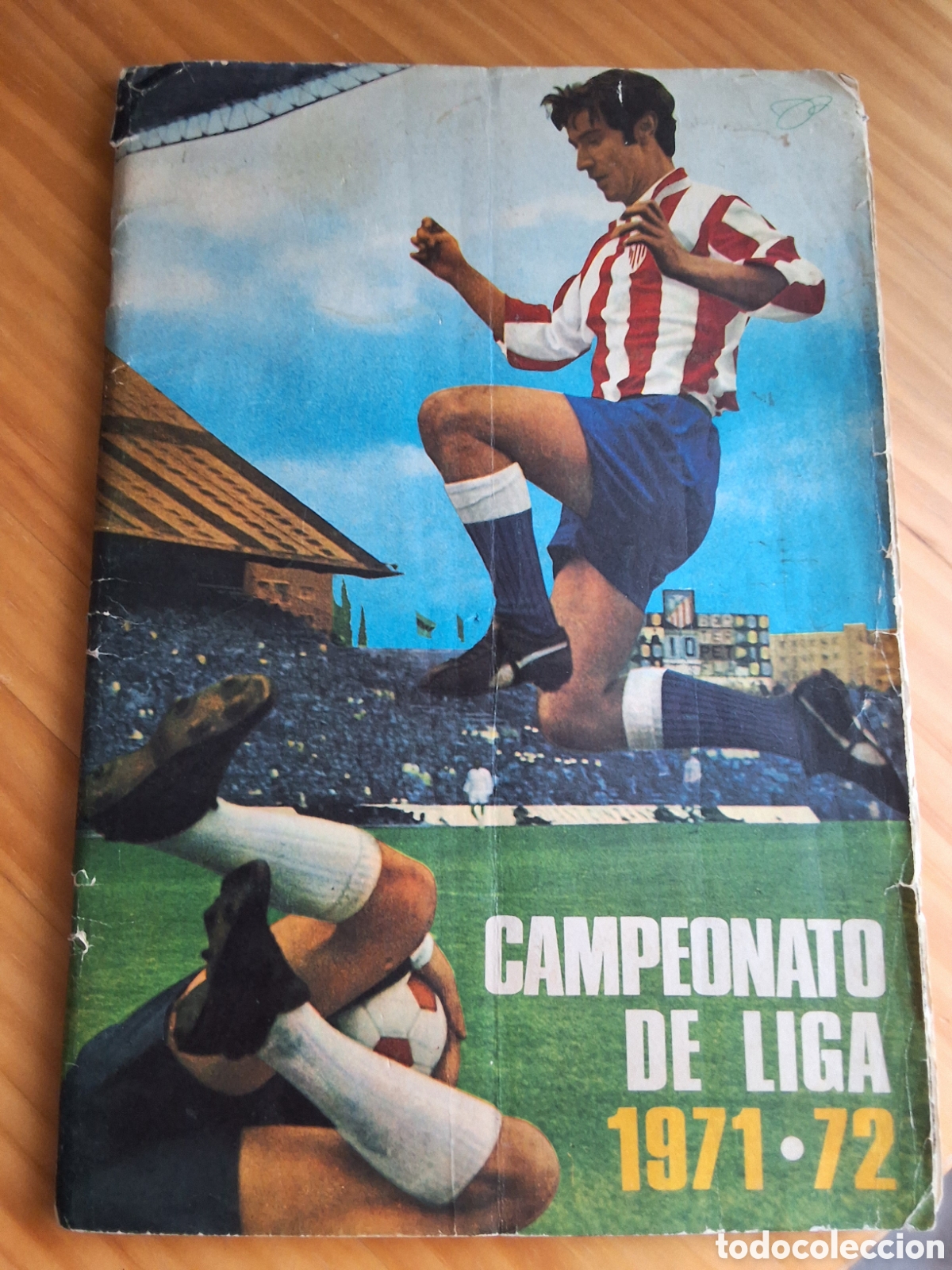 Coleccionismo deportivo: Campeonato de liga 1971-1972 albun de cromos con cromos autografiados por jugadores