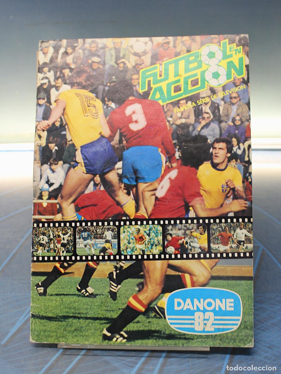 Coleccionismo deportivo: &Aacute;lbum de cromos: F&uacute;tbol en Acci&oacute;n. Danone 82, 1981. Incompleto.