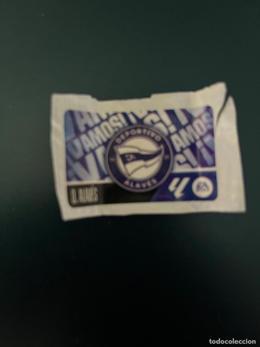 Coleccionismo deportivo: Escudo alaves chicles ediciones este 26-27