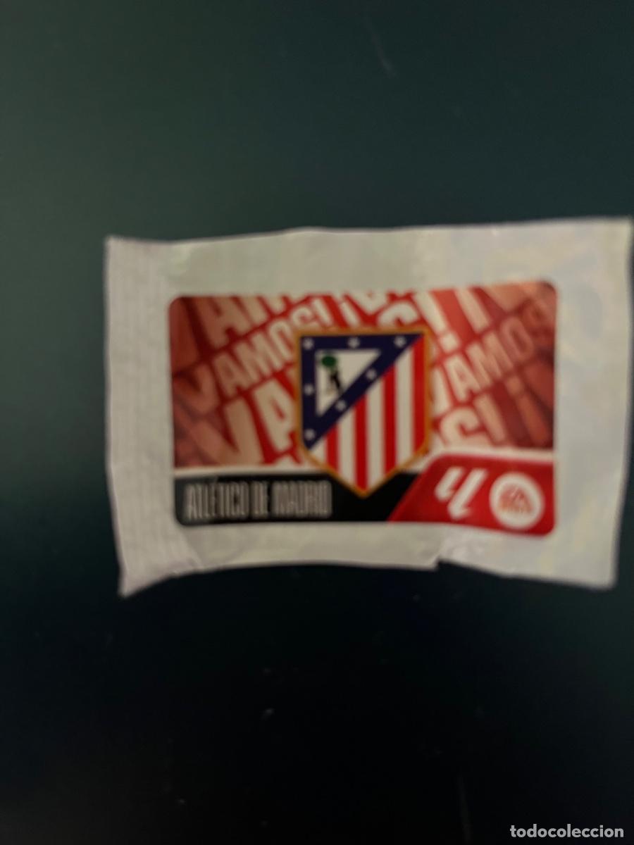 Coleccionismo deportivo: Escudo atletico Madrid chicles ediciones este 26-27