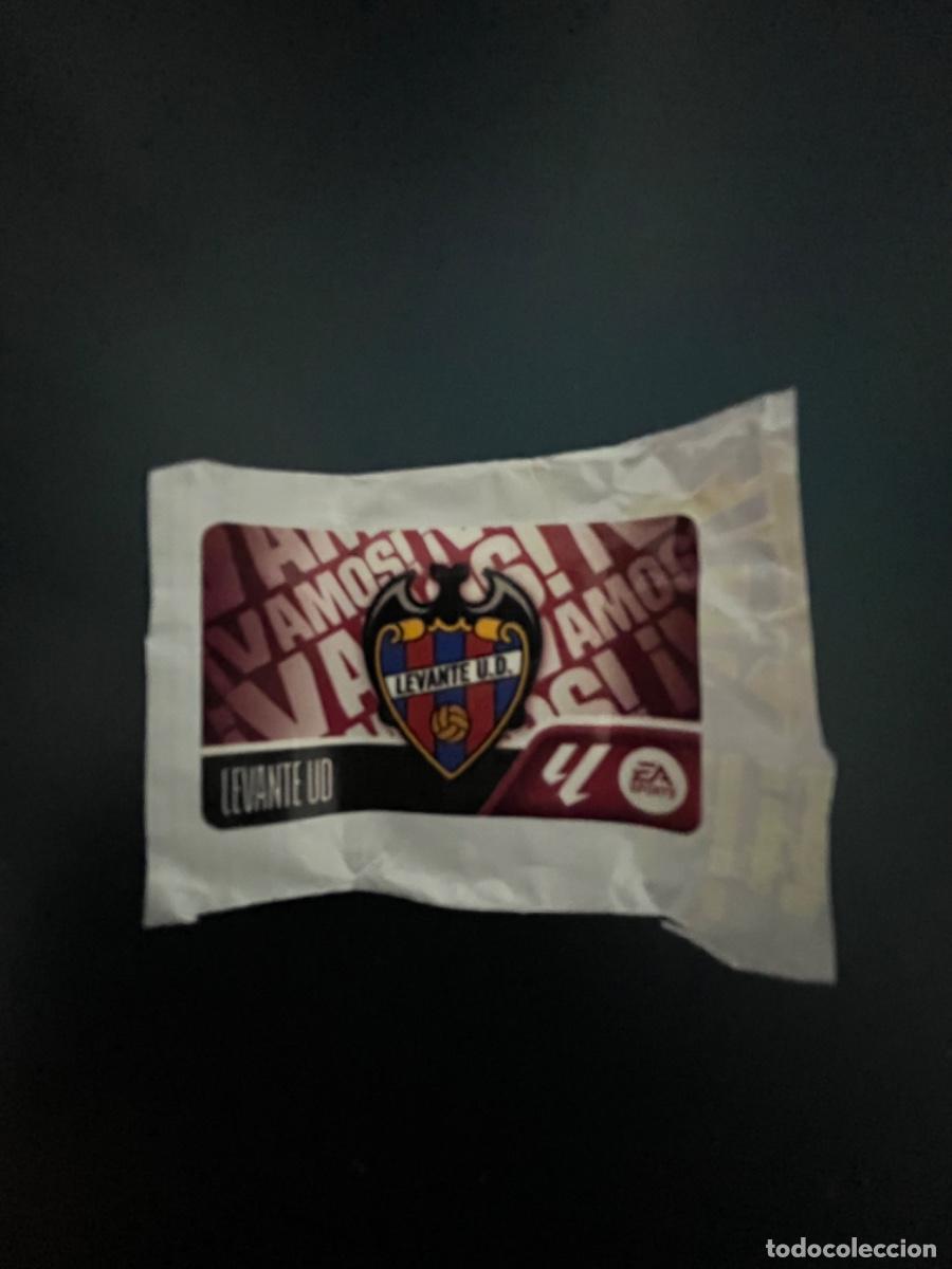 Coleccionismo deportivo: Escudo levante chicles ediciones este 26-27