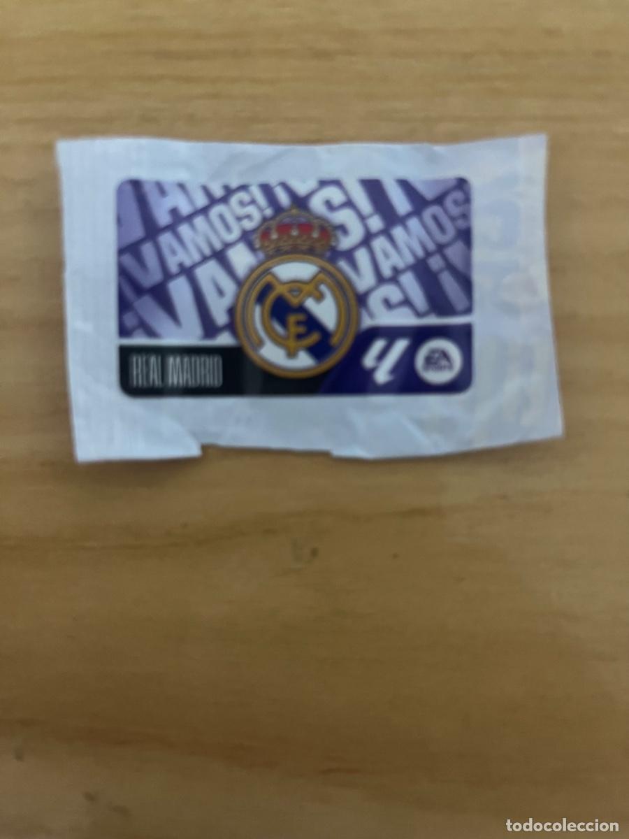 Coleccionismo deportivo: Escudo Real Madrid chicles ediciones este 26-27