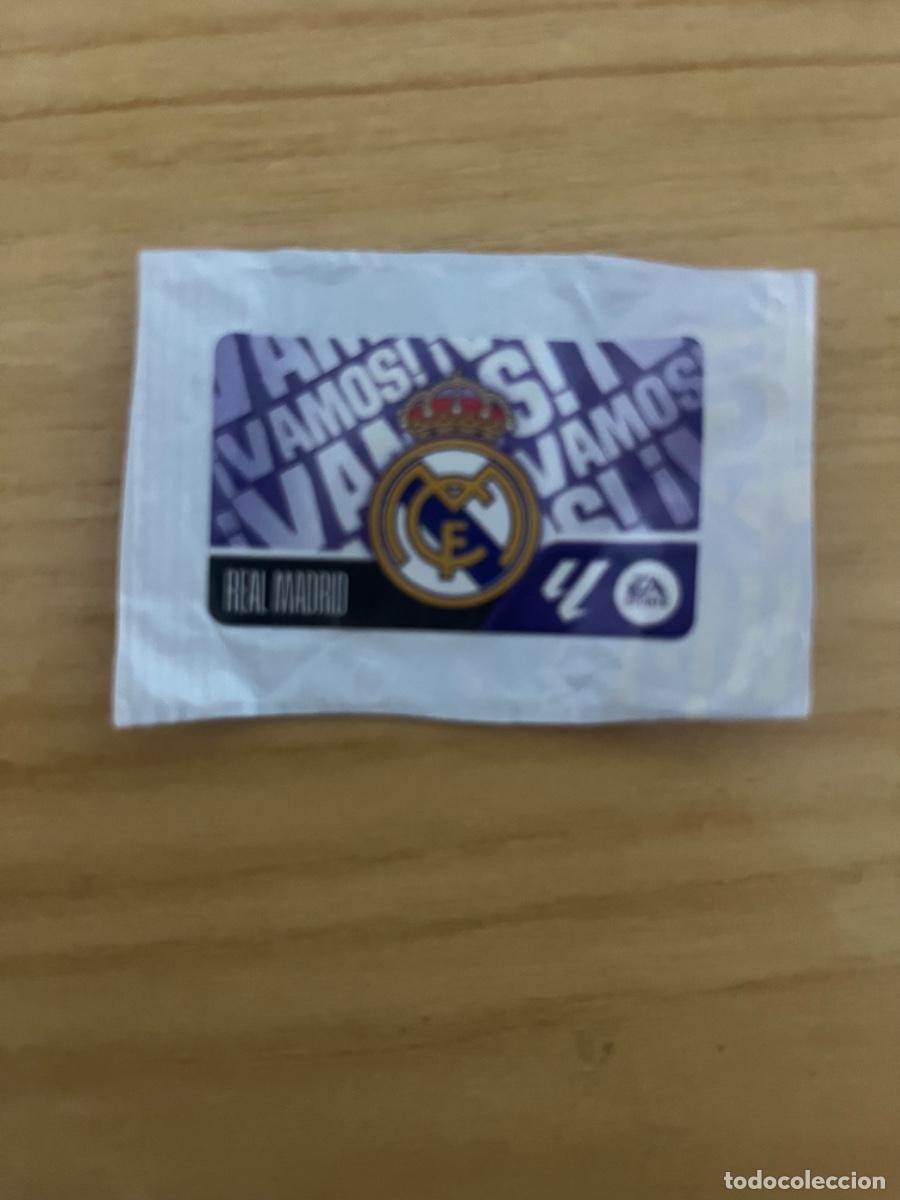 Coleccionismo deportivo: Escudo Real Madrid chicles ediciones este 26-27