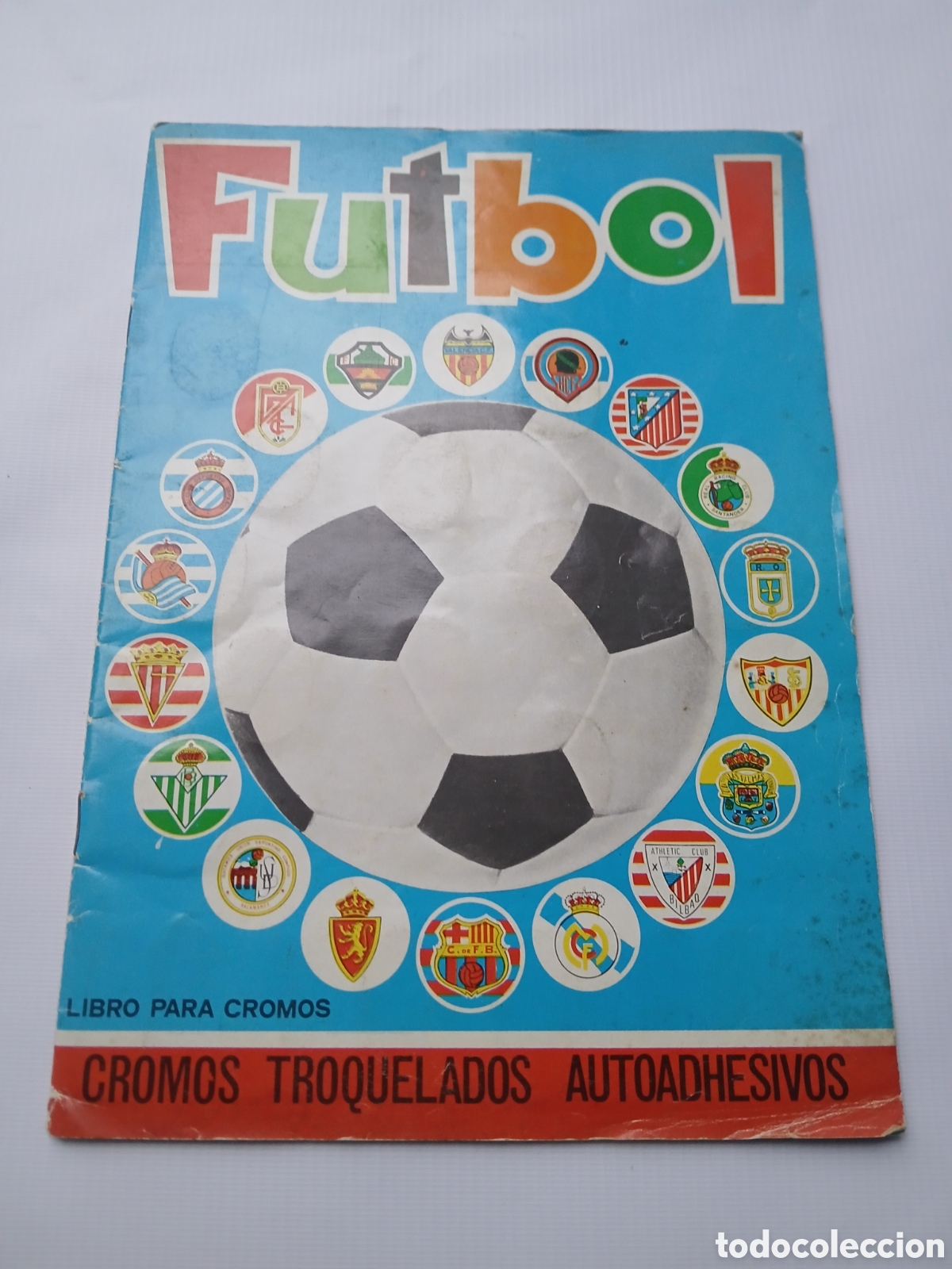 Coleccionismo deportivo: ALBUM FUTBOL CROMOS TROQUELADOS AUTOADHESIVOS EDITORIAL MAGA A&Ntilde;O 1975, INCOMPLETO.