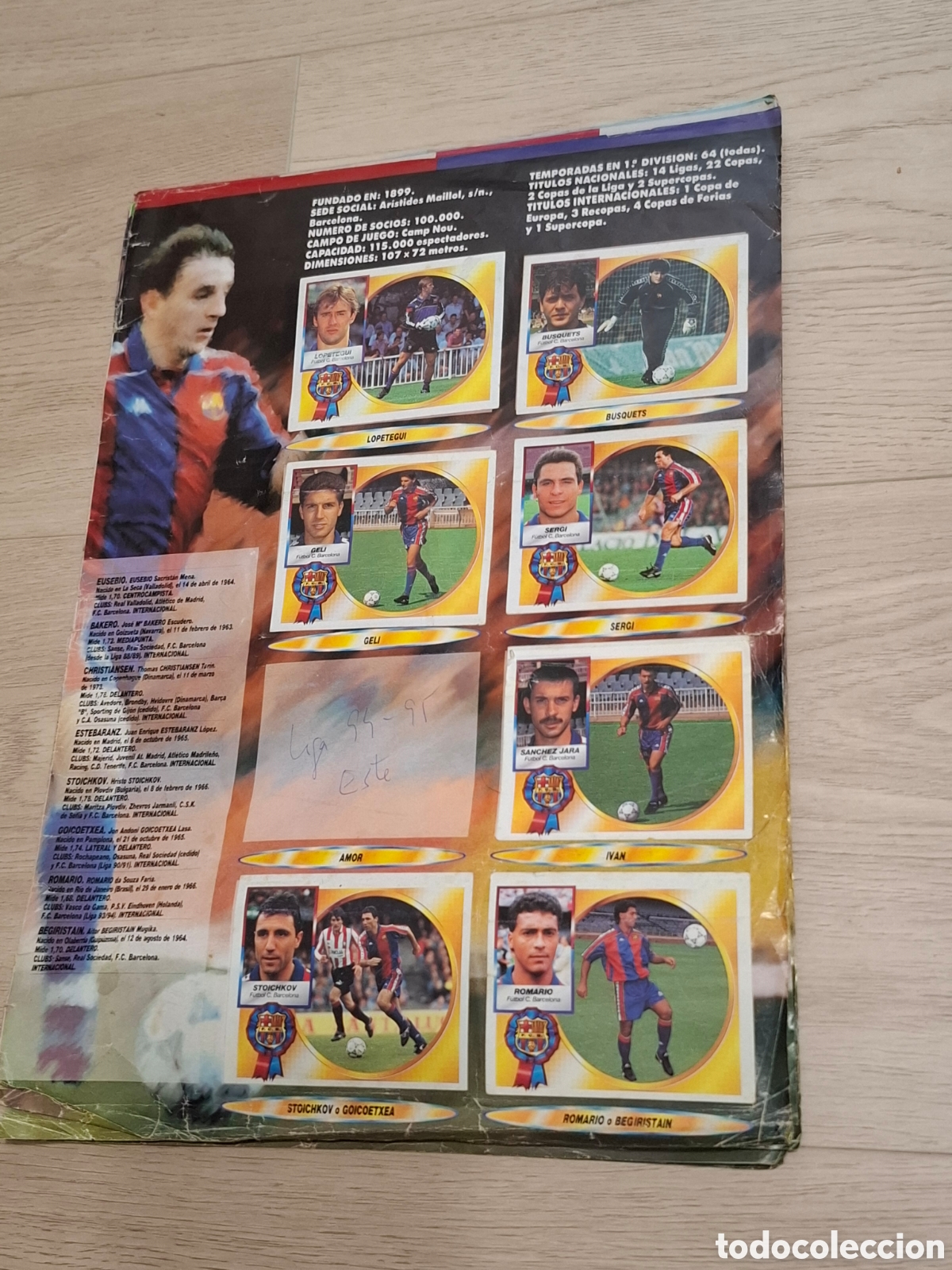 Colecionismo desportivo: Album Liga 94-95 de Este, falto de cubiertas y algunas hojas pero con m&aacute;s de 300 cromos y colocas