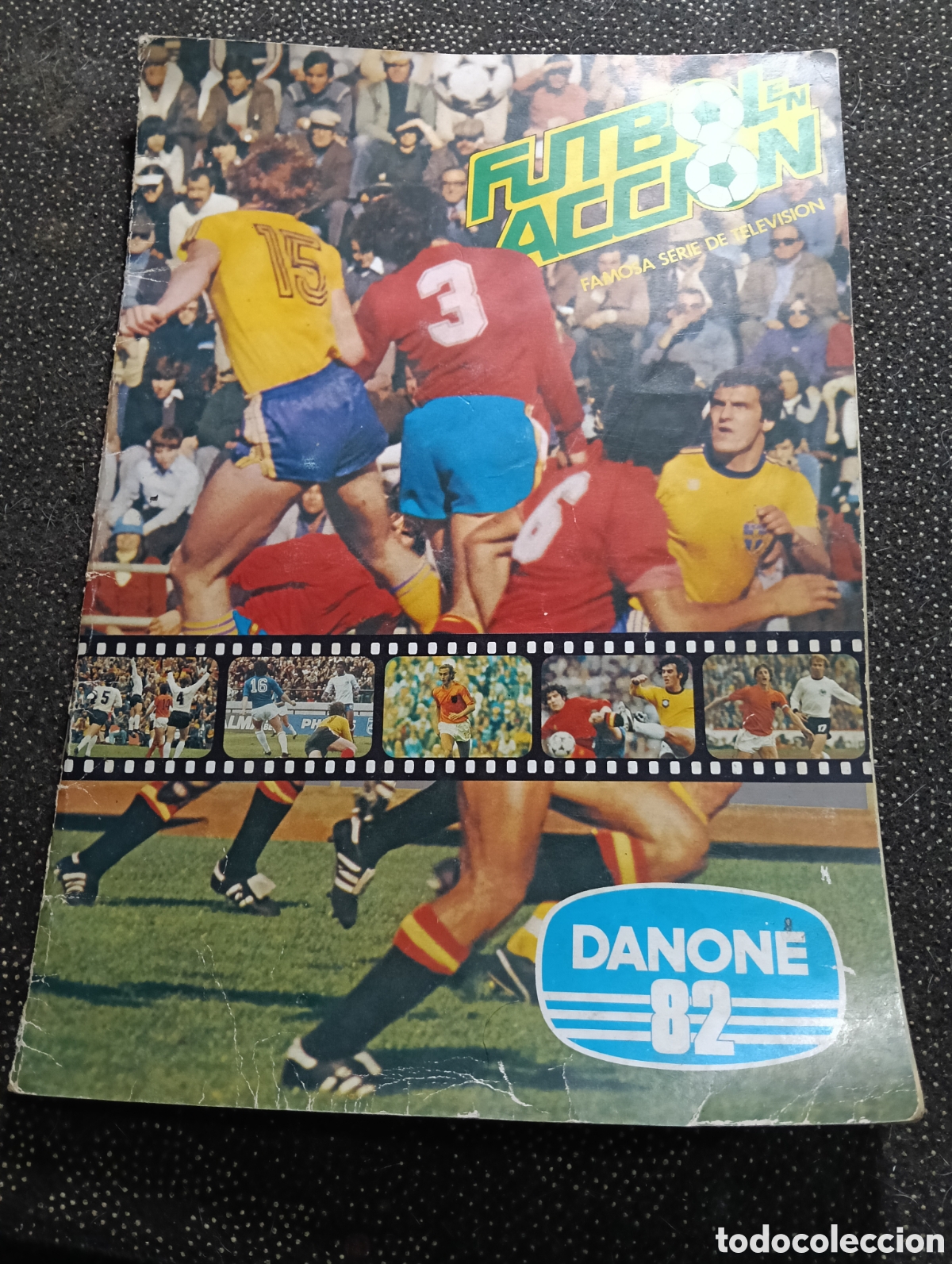 Coleccionismo deportivo: Album FUTBOL EN ACCI&Oacute;N con 51 cromos usado con Diego Armando Maradona