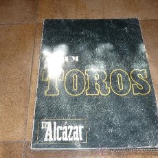 Coleccionismo Álbumes: ALBUM DE TOROS EL ALCAZAR FALTAN 11 Y LAS GANADERIAS MAS DE 30 CROMOS SIN PEGAR 