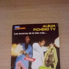 Coleccionismo Álbumes: ÁLBUM CROMOS FICHERO TV TELE INDISCRETA INCOMPLETO 