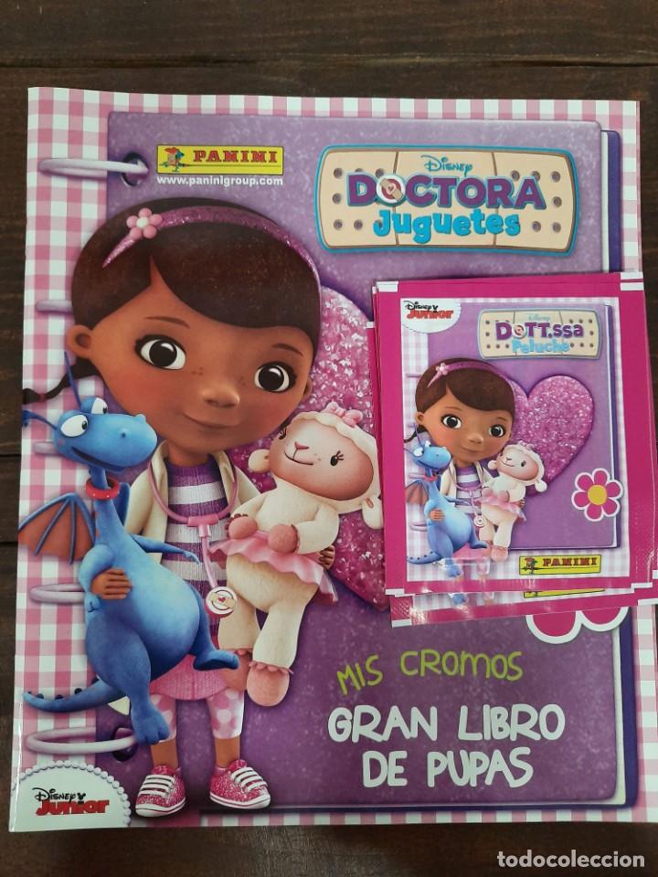 Coleccionismo &Aacute;lbumes: ALBUM DOCTORA JUGUETES - PANINI - CONTIENE 4 SOBRES DE CROMOS (NUEVO)