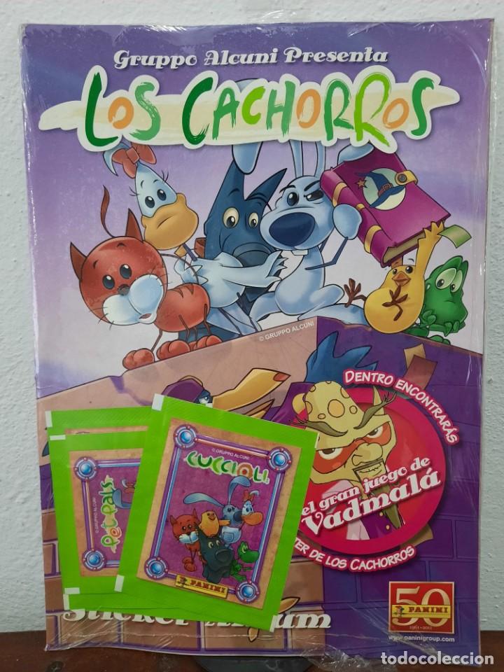 Collectionnisme Albums: ALBUM LOS CACHORROS - PANINI - CONTIENE 4 SOBRES DE CROMOS (PRECINTADO)