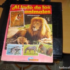 Coleccionismo Álbumes: AL LADO DE LOS ANIMALES. CONOCERLOS ES AMARLOS - TELEINDISCRETA 1985 - INCOMPLETO.