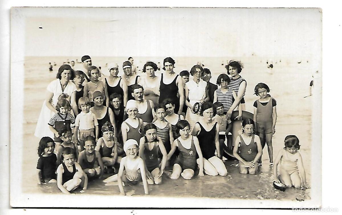 Colecionismo Cadernetas: ANTIGUA FOTOGRAFIA DE MADRES E HIJOS EN UN DIA DE PLAYA