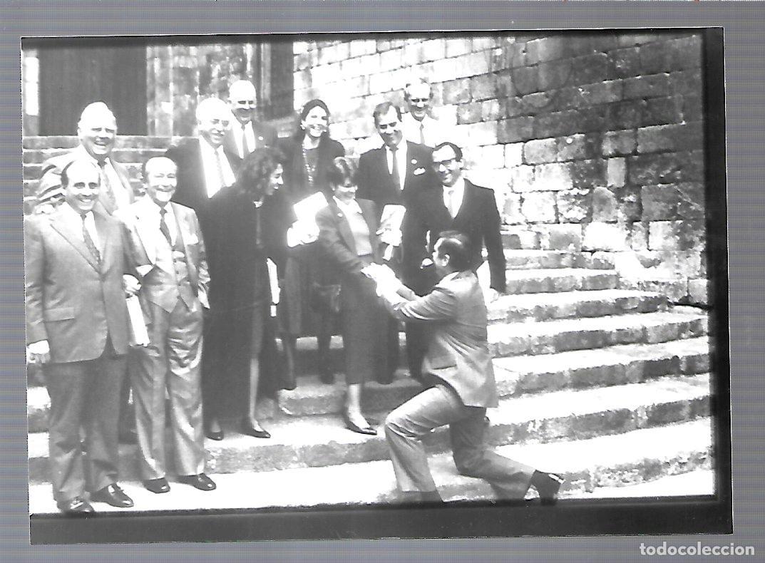 Colecionismo Cadernetas: ANTIGUA FOTOGRAFIA DE PETICION DE MANO CON RODILLA EN SUELO