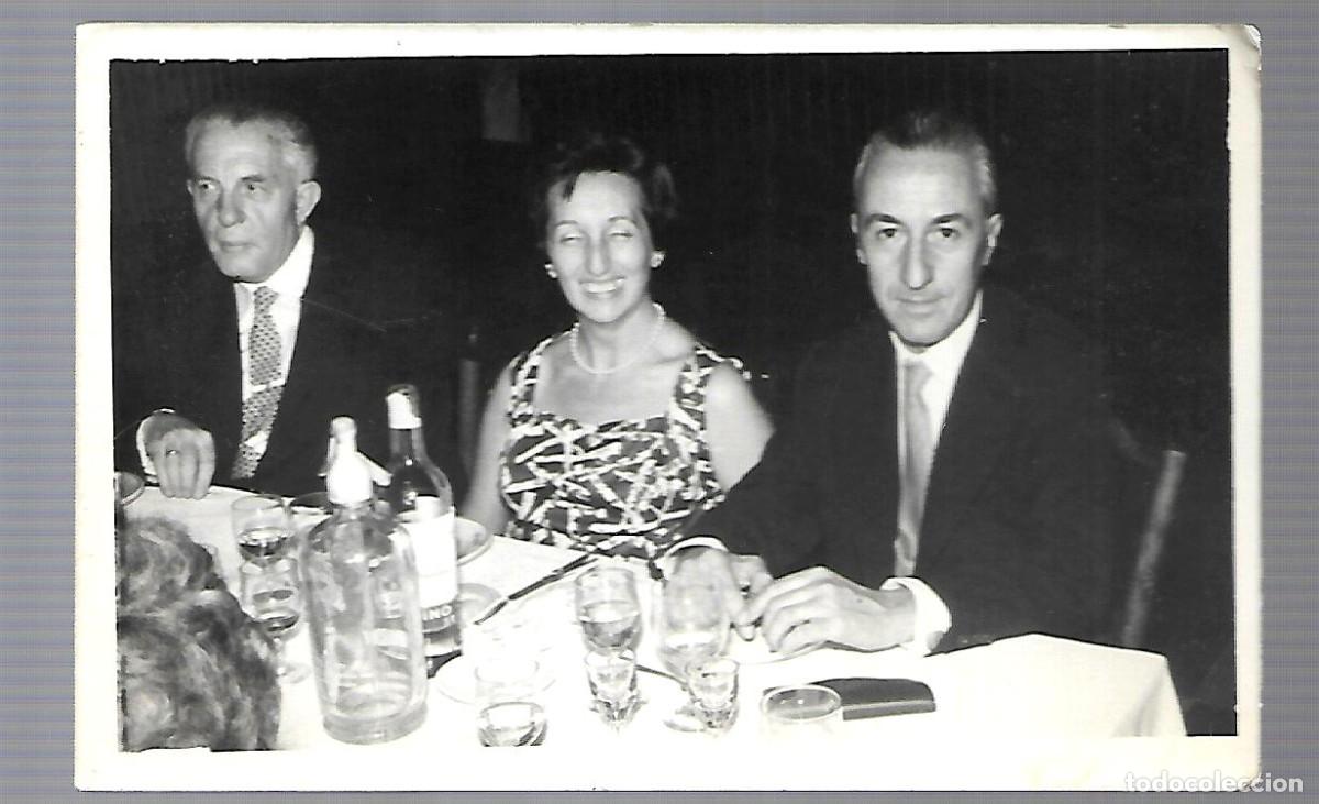 Colecionismo Cadernetas: ANTIGUA FOTOGRAFIA DE UN MATRIMONIO CENANDO EN UN EVENTO FOTO -PRIETO - MADRID