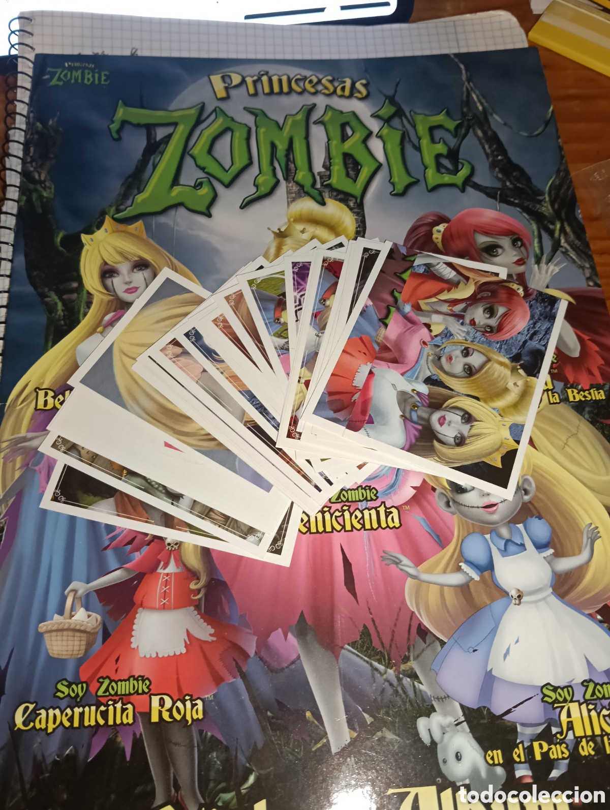 Coleccionismo &Aacute;lbumes: Lote &Aacute;lbum vac&iacute;o + 36 cromos sin pegar ,Princesas zombie