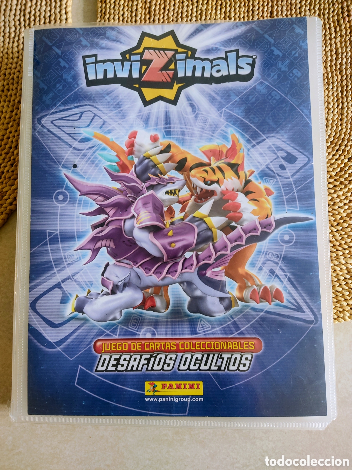 Coleccionismo &aacute;lbumes: INVIZIMALS ALBUM DESAFIOS OCULTOS JUEGO DE CARTAS COLECCIONABLES CON 469 DE 540 CARTAS Y TABLERO