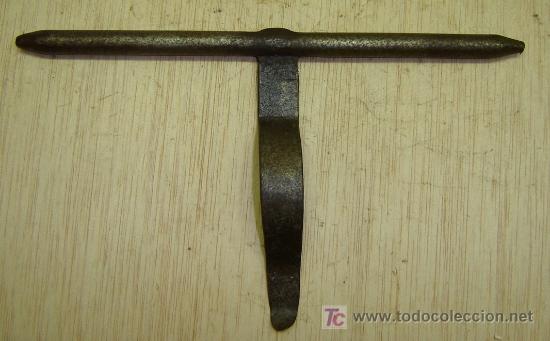 Antig&uuml;edades: CERROJO ANTIGUO HIERRO FORJADO horizontal 26 cms. vertical 13 cms. - Foto 1