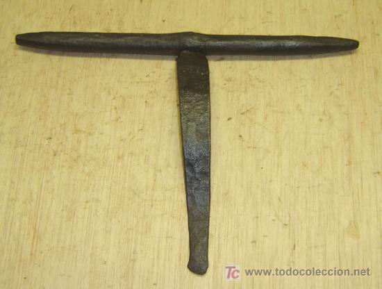Antig&uuml;edades: CERROJO ANTIGUO HIERRO FORJADO - Foto 1