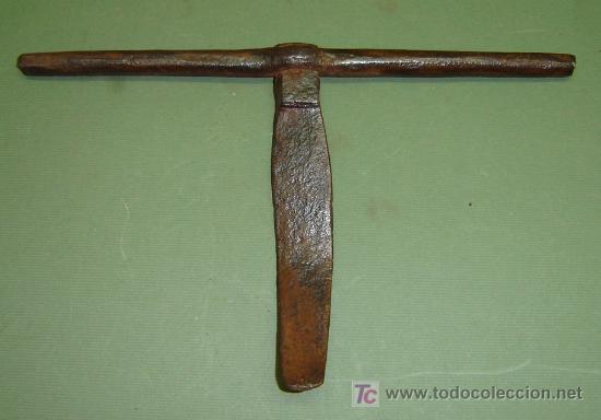 Antig&uuml;edades: CERROJO ANTIGUO HIERRO FORJADO horizontal 26 cms. vertical 14 cms. - Foto 1