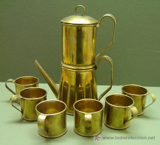 Antig&uuml;edades: JUEGO DE CAFETERA Y 6 TAZAS EN LATON - Foto 1