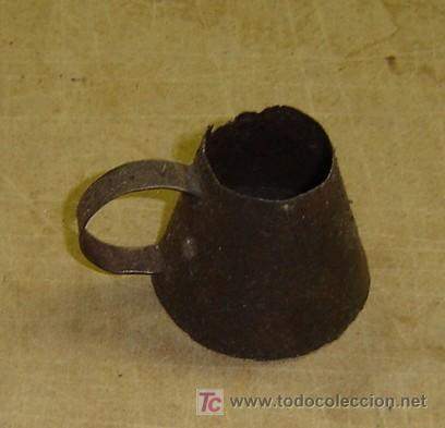 Antig&uuml;edades: RECIPIENTE DE HOJALATA ANTIGUO CON ASA - Foto 1