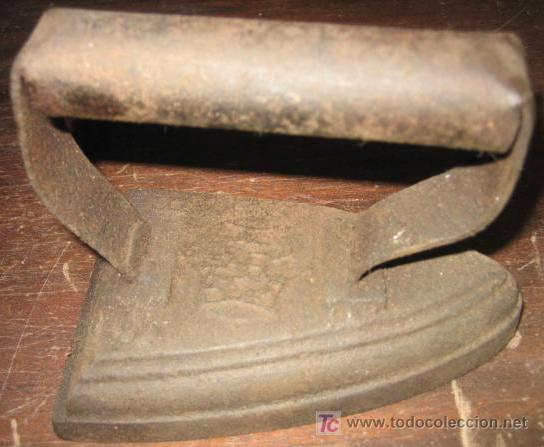 Antig&uuml;edades: Plancha de hierro con esv&aacute;stica - Foto 1