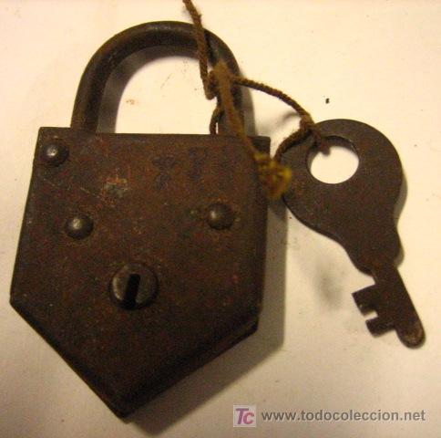 Antig&uuml;edades: Candado de 6 cms de alto - Foto 1